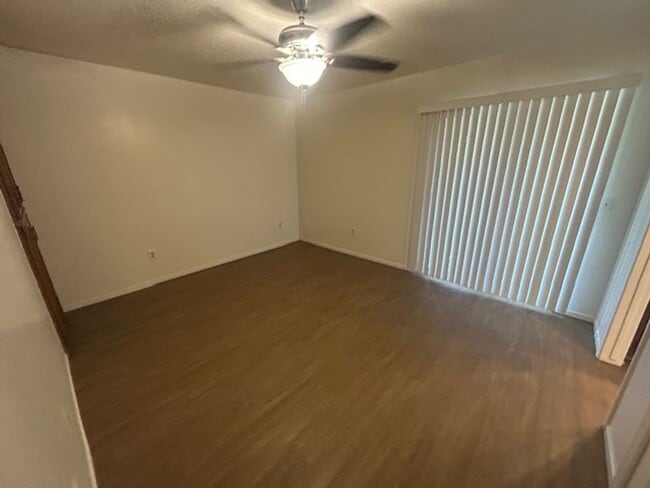 Building Photo - 3 bedroom 2 bath in central Visalia!