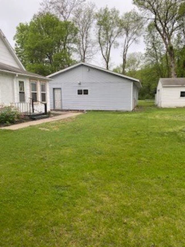 Building Photo - 3 Bedroom, 1 Bath home in Little Falls, MN with 3 car detached (Insulated & Heated) garage