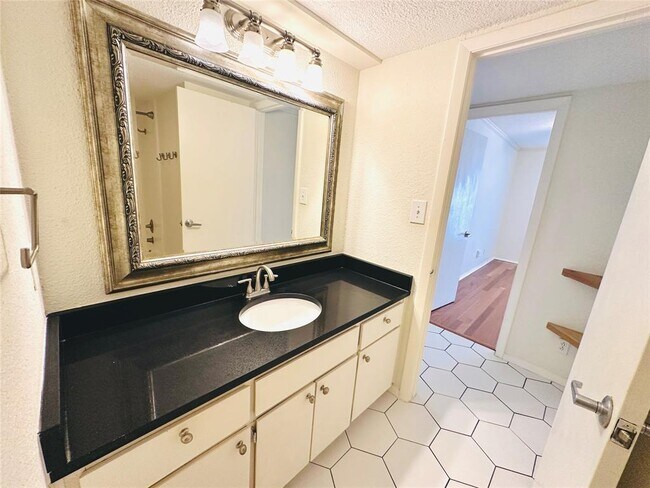 Building Photo - 1101 Hollow Creek Dr