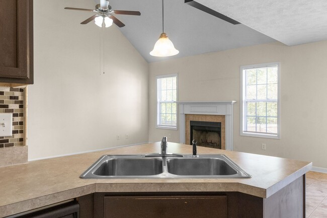Building Photo - COMING SOON!    Cute home close to shoppin...