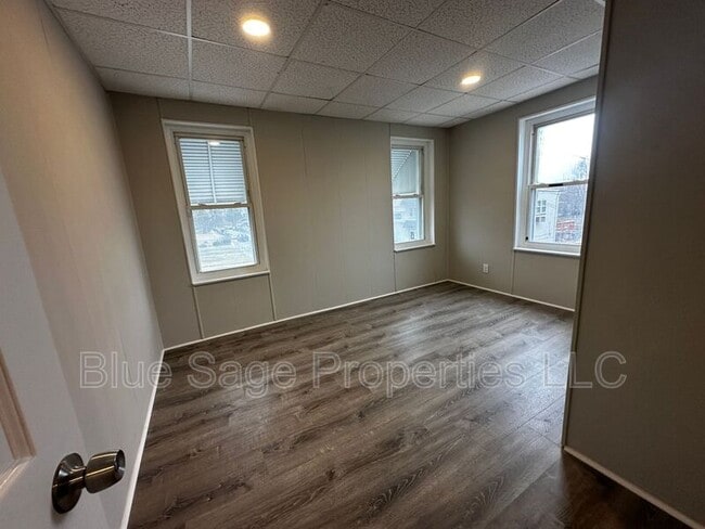 Building Photo - 1301 E 9th St