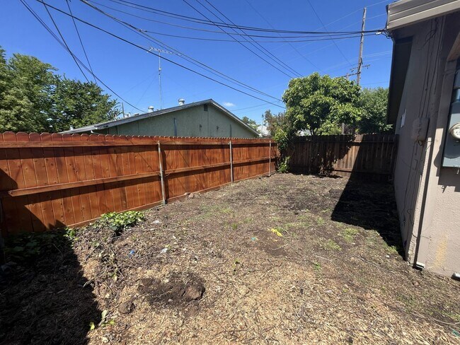 Building Photo - 6417-6417 San Stefano St