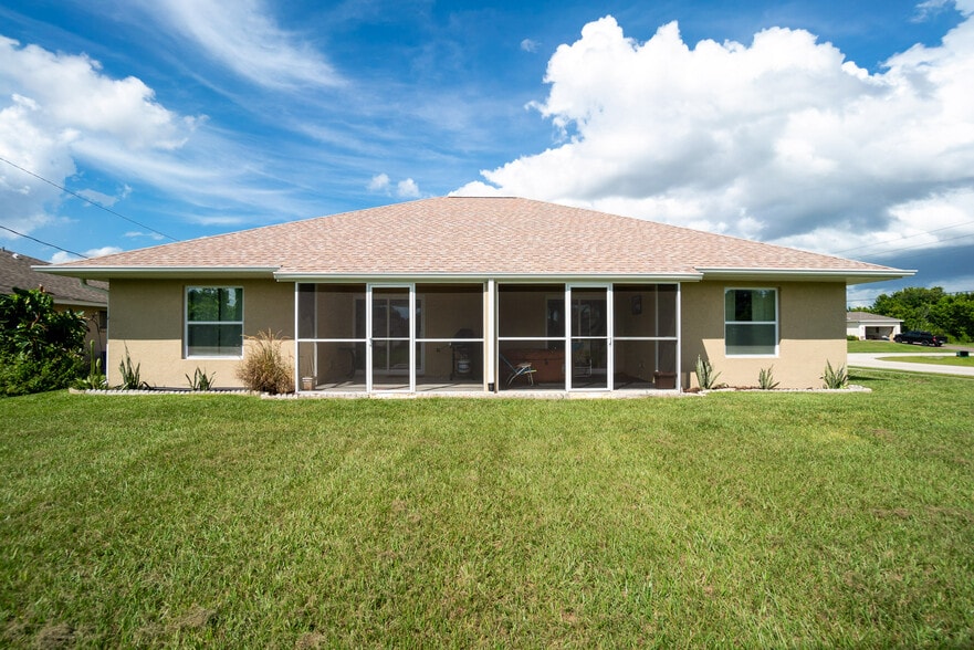 Building Photo - 10523 Pendleton Ave