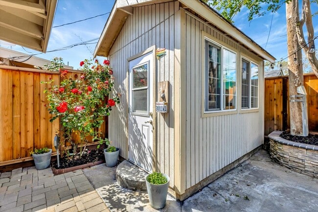 Building Photo - Gorgeous Vibrant Home In Santa Clara