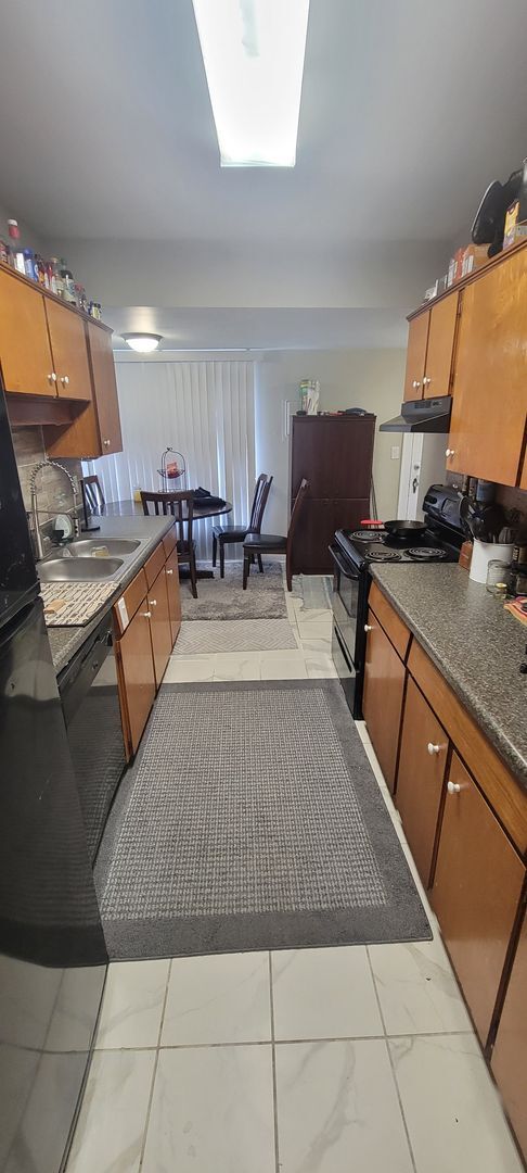 Building Photo - Charming 3 Bed / 2 Bath Home Just Minutes ...