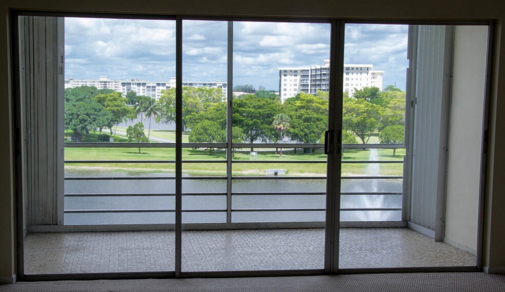 Building Photo - 2801 N Palm Aire Dr