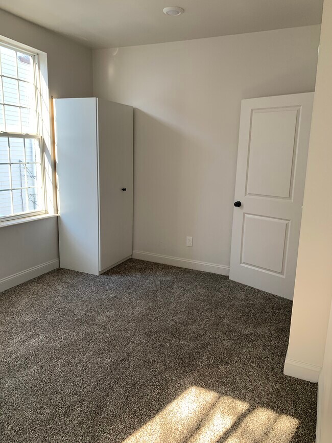 Building Photo - 128 W 9th St