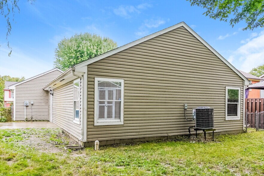 Building Photo - 5761 Pilgrim Dr
