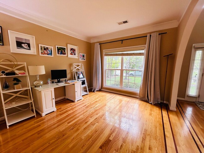 Building Photo - Incredible 4 bedroom/5 bath Tri-level home in Willoughby Park in NW Greensboro with finished base...