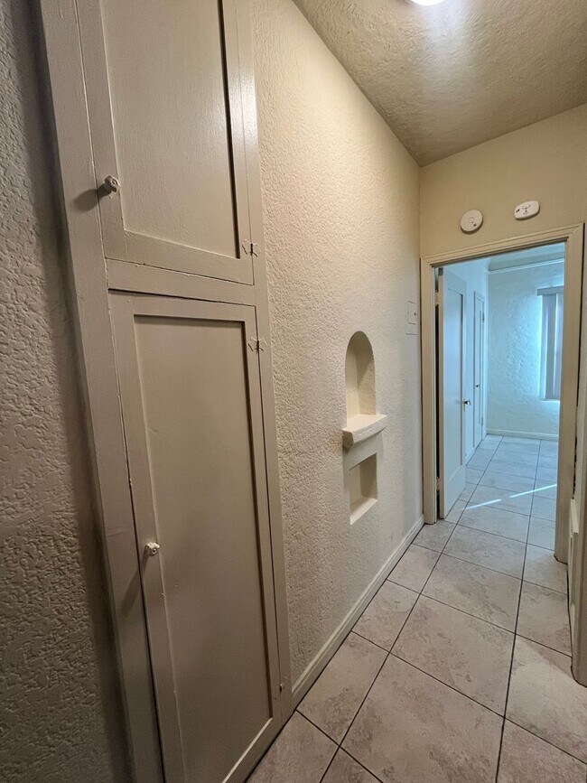 Building Photo - LARGE UPSTAIRS ONE BEDROOM ONE BATH! WITH ...