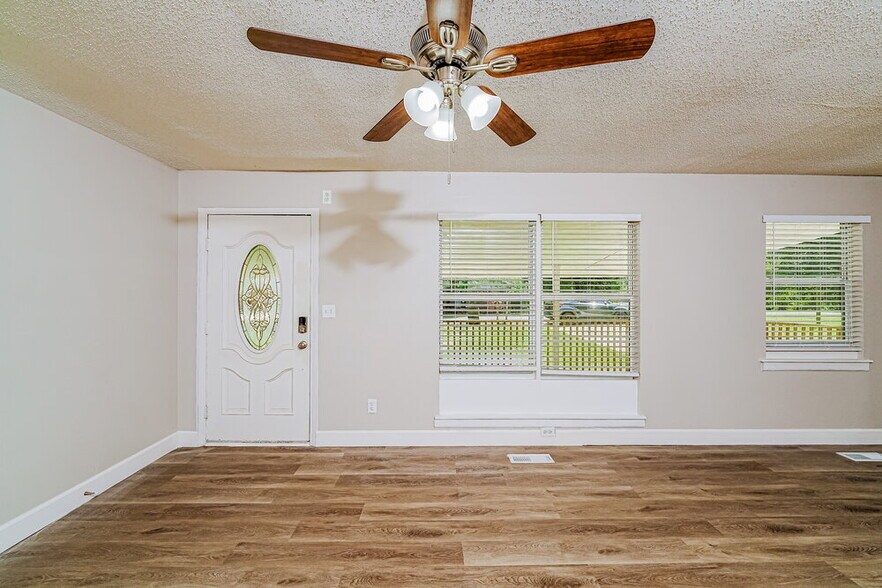 Building Photo - 626 Asberry St