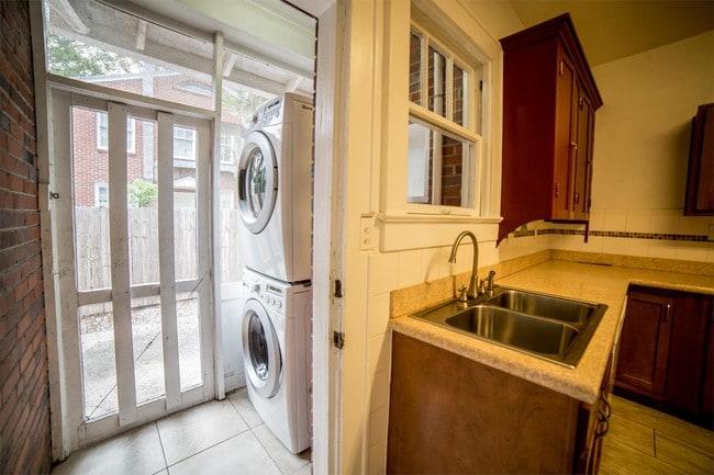 Building Photo - 1028 SW 4th Ave