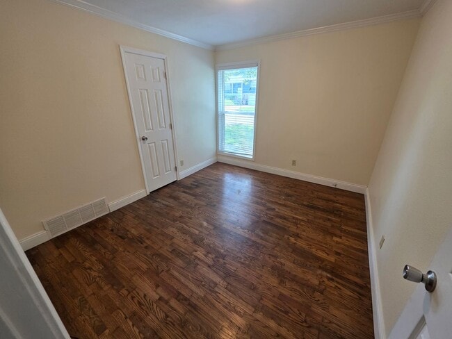 Building Photo - 3 Bedroom / 1 Bath House - Garage and Fenc...