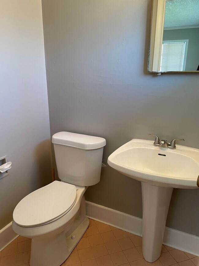 Building Photo - Beautiful 3 bedroom / 2 bath