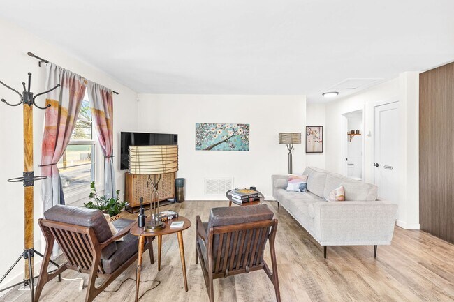 Building Photo - Fully Furnished 3-Bedroom, 1-Bath Modern B...
