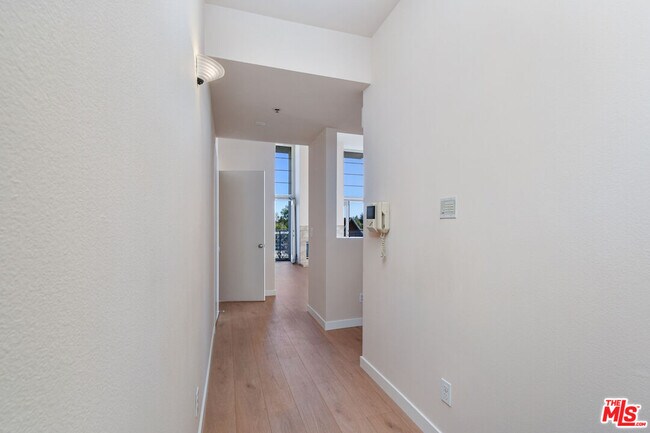 Building Photo - 5350 White Oak Ave