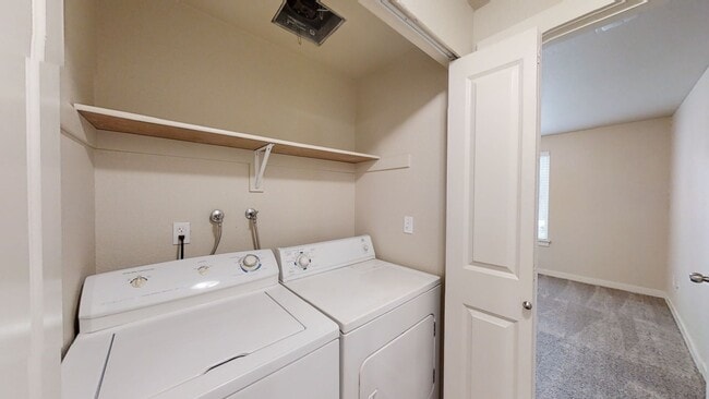Building Photo - Spacious Updated 2 Bedroom Apartment in Tacoma-Granite Counters, W/D, Reserved Parking Space!