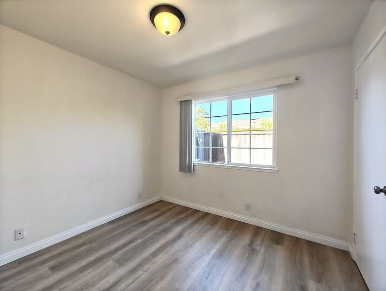 Building Photo - 2086 Fairway Glen Dr