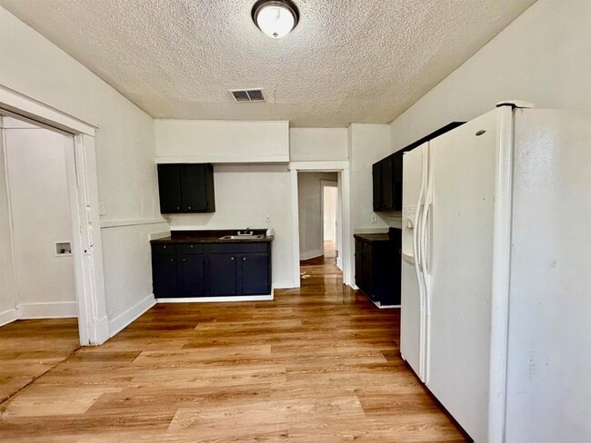 Building Photo - 1075 Kney St