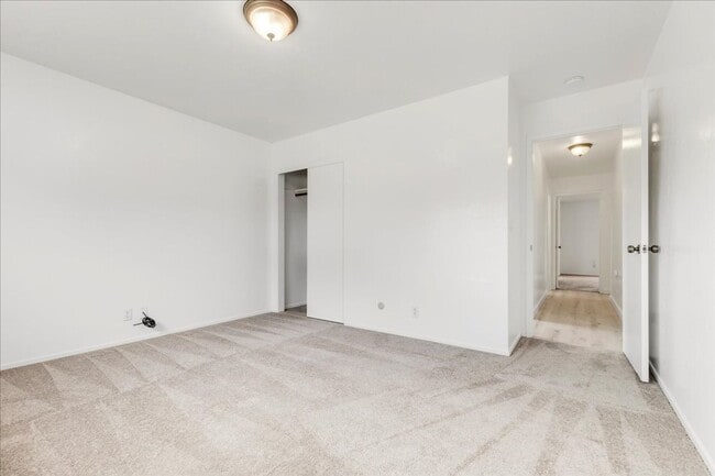Building Photo - Four Bedroom in Oak Hill Oaks