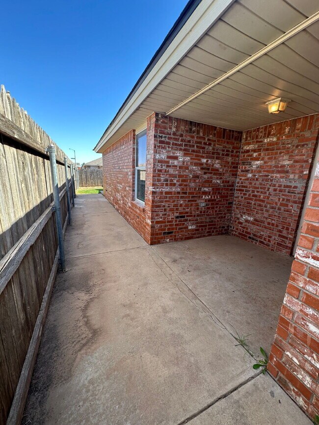Building Photo - Duplex with easy access to the loop
