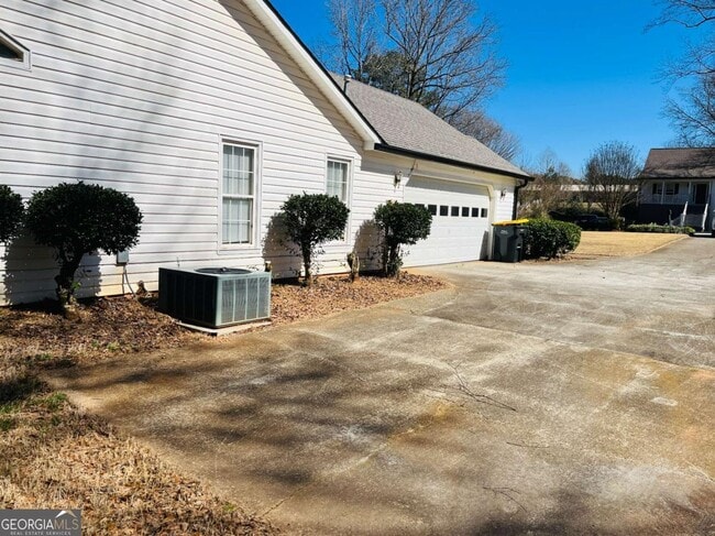 Building Photo - 155 Woodstream Dr