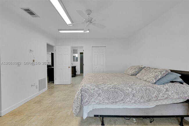 Building Photo - 5520 NW 49th Ave