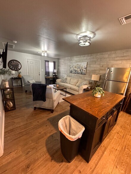 Building Photo - 1207 W Gore Blvd