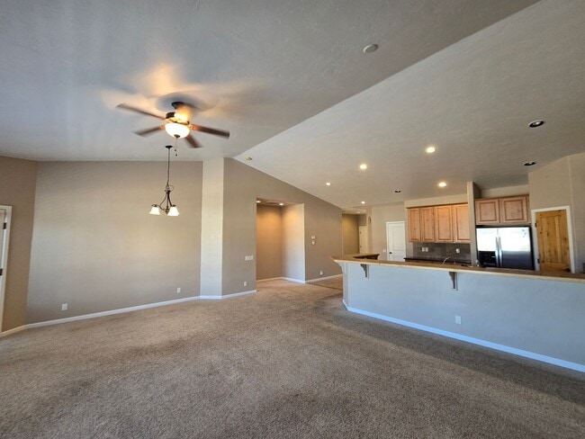 Building Photo - 215 Valley View Dr
