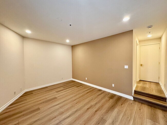 Building Photo - 9039 NE Juanita Dr