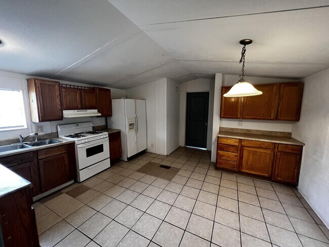 Building Photo - 220 Six Pines Rd