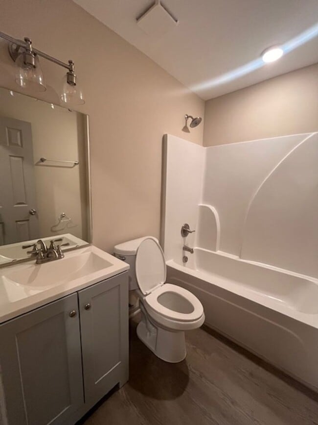 Building Photo - Cute home in the city!