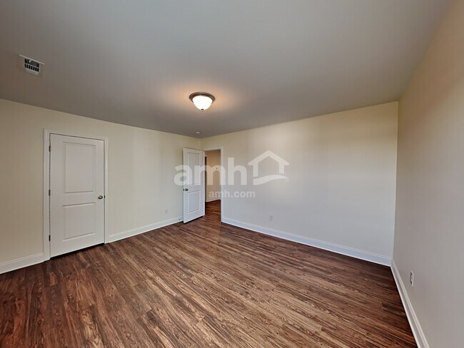 Building Photo - 1315 Lomond Dr