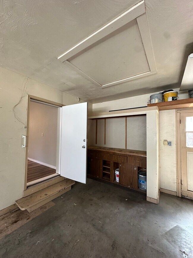 Building Photo - 245 NW Tumalo Ave