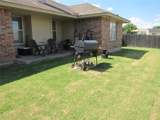 Building Photo - New flooring and paint!  Cute 3 bed, 2 bat...