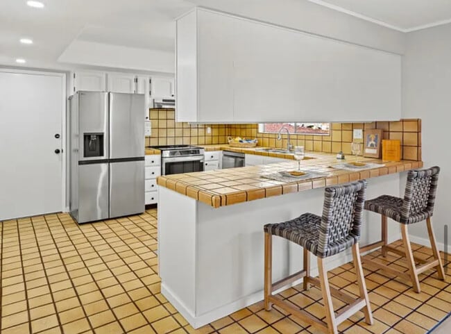 Building Photo - Available for rent