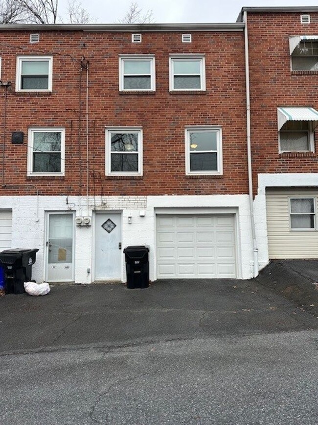 Building Photo - 3 Bedrooms 1 Bathroom Row Home For Rent In...