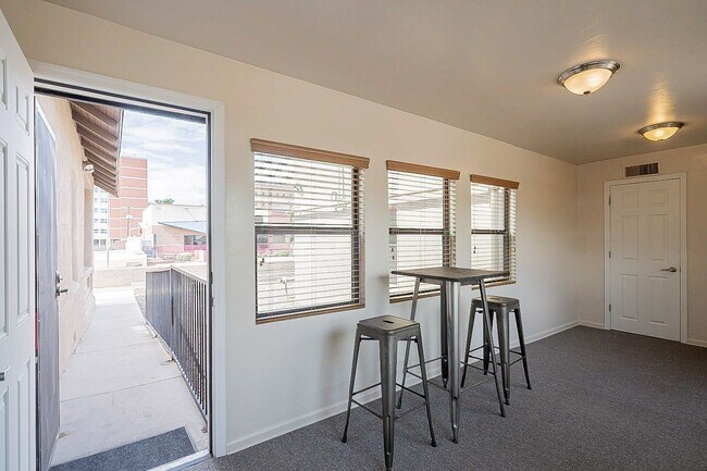 Building Photo - 928 E 6th St