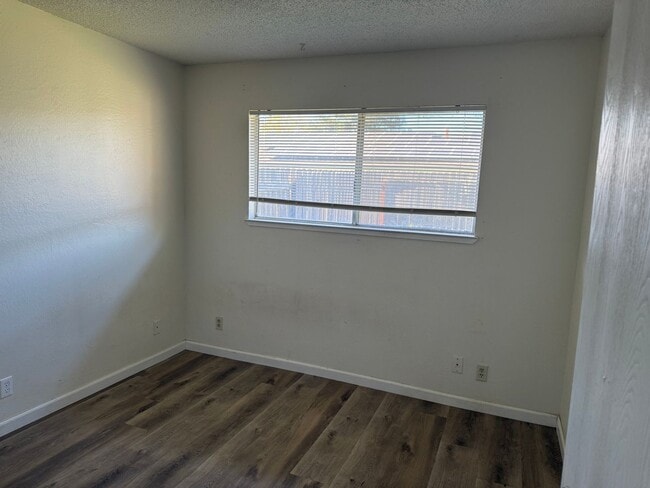 Building Photo - 2 Bedroom 1 bath Duplex