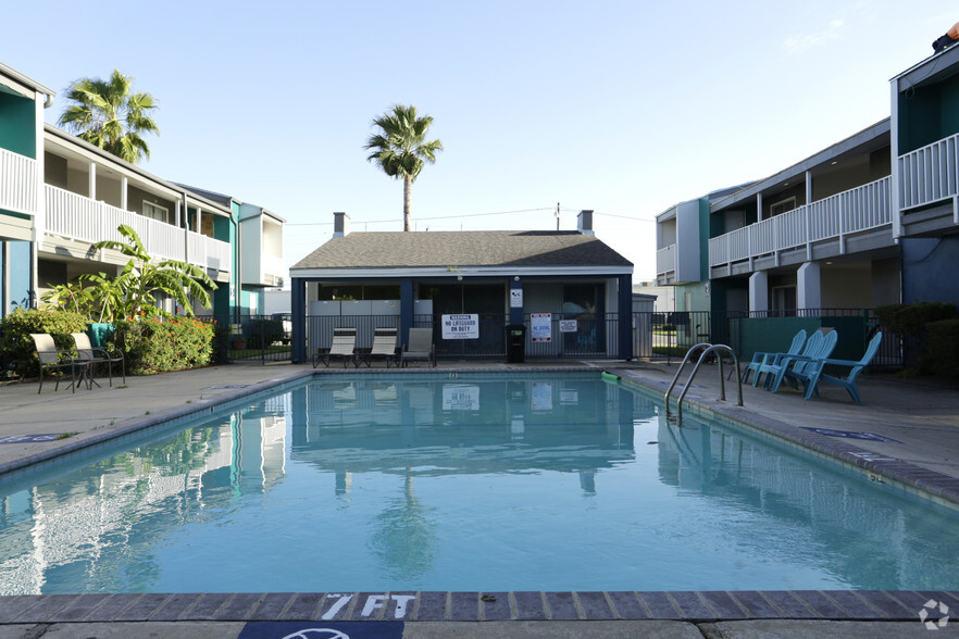 Building Photo - Bay Bluff Apartments