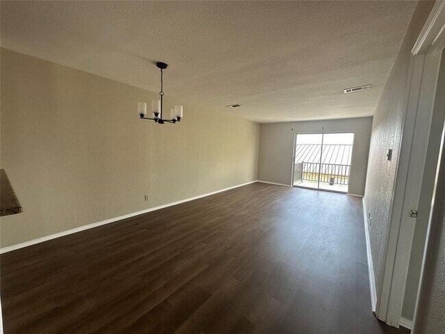 Building Photo - 1210 Hi Stirrup