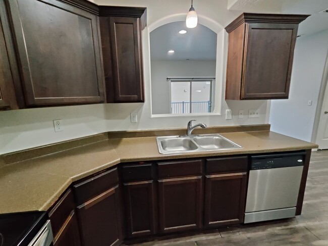 Building Photo - Charming 3-Bed, 2-Bath Condo - Two Weeks F...