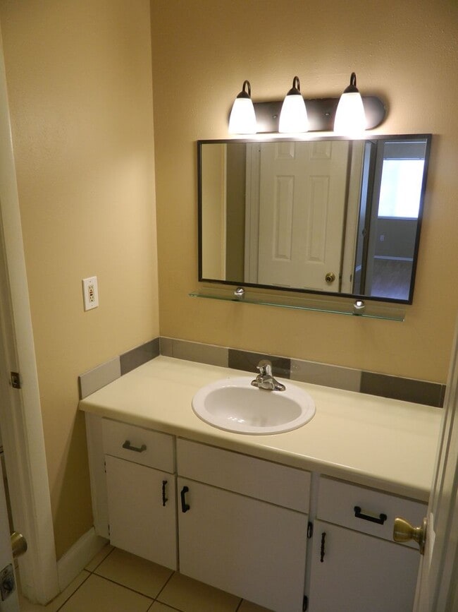 Building Photo - 1 Bed / 1 Bath Condo with Balcony – Seminole County – Water Included!