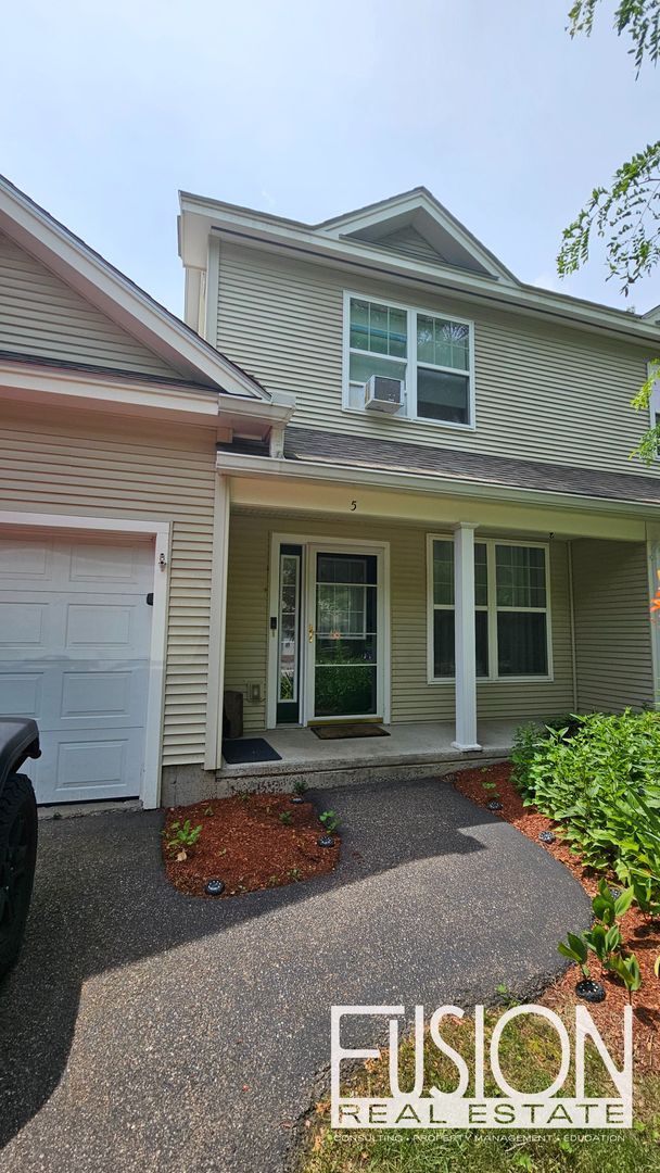 Building Photo - Bright, Modern 3 Bedroom Townhouse in Essex Junction!
