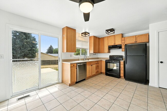 Building Photo - Spacious Tri-Level Home on Corner Lot – Av...