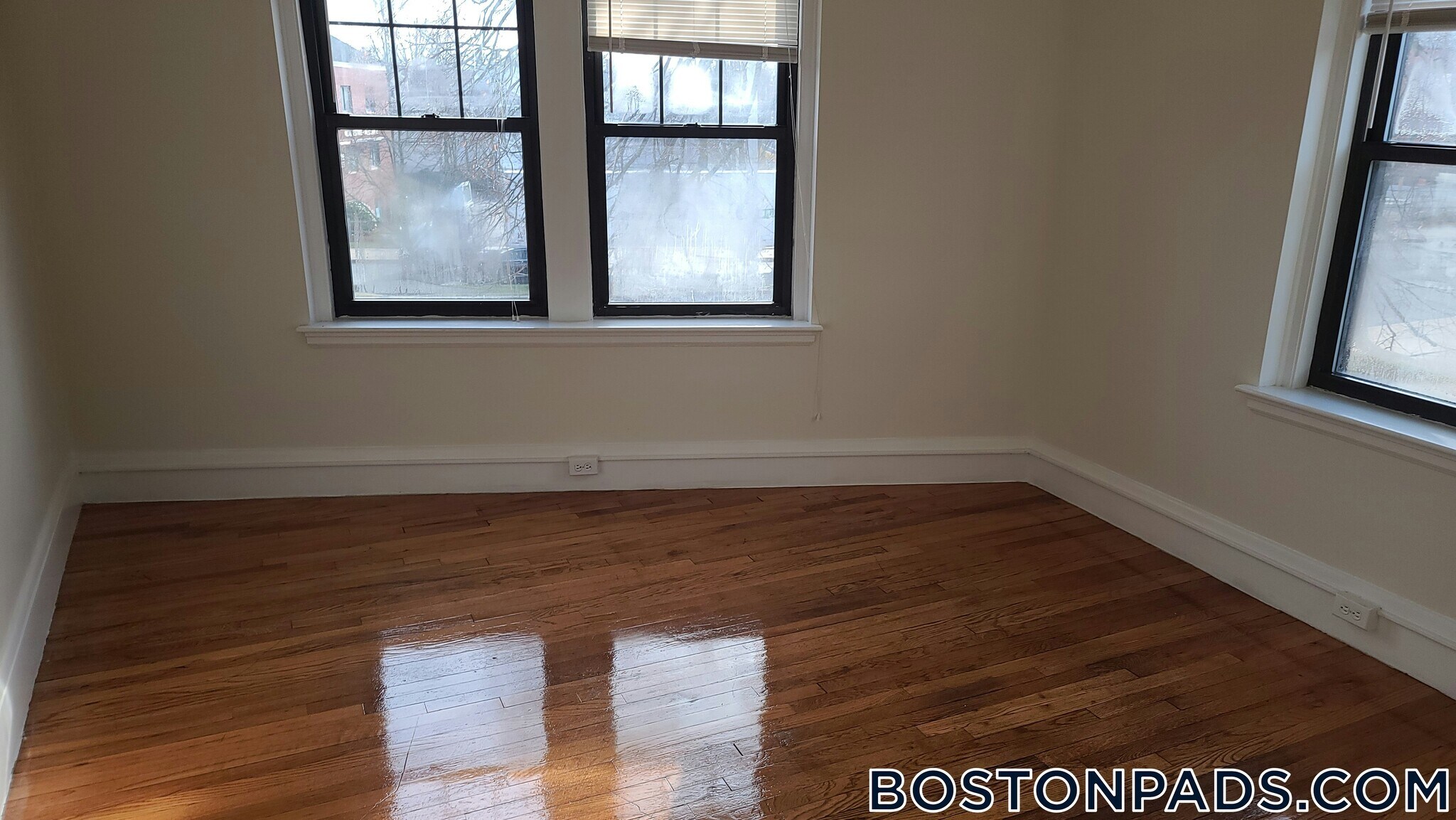 Building Photo - 349 Pleasant St