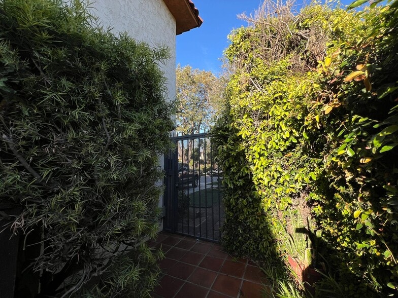 Building Photo - 3359 Mentone Ave