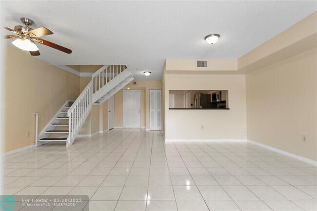 Building Photo - 640 N University Dr