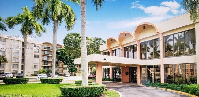 Building Photo - 9340 Fontainebleau Blvd