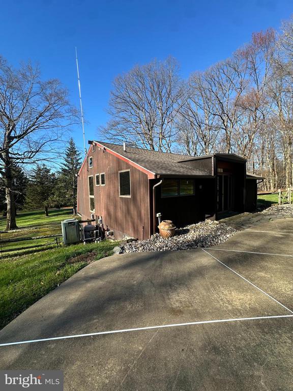 Building Photo - 5995 Lower York Rd